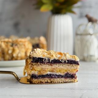Изысканный десерт с чёрной смородиной и миндальными лепестками.